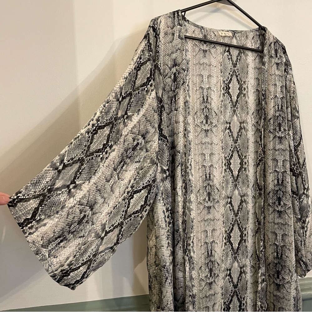 POL Monochrome Snake Print Kimono - Picture 2 of 8
